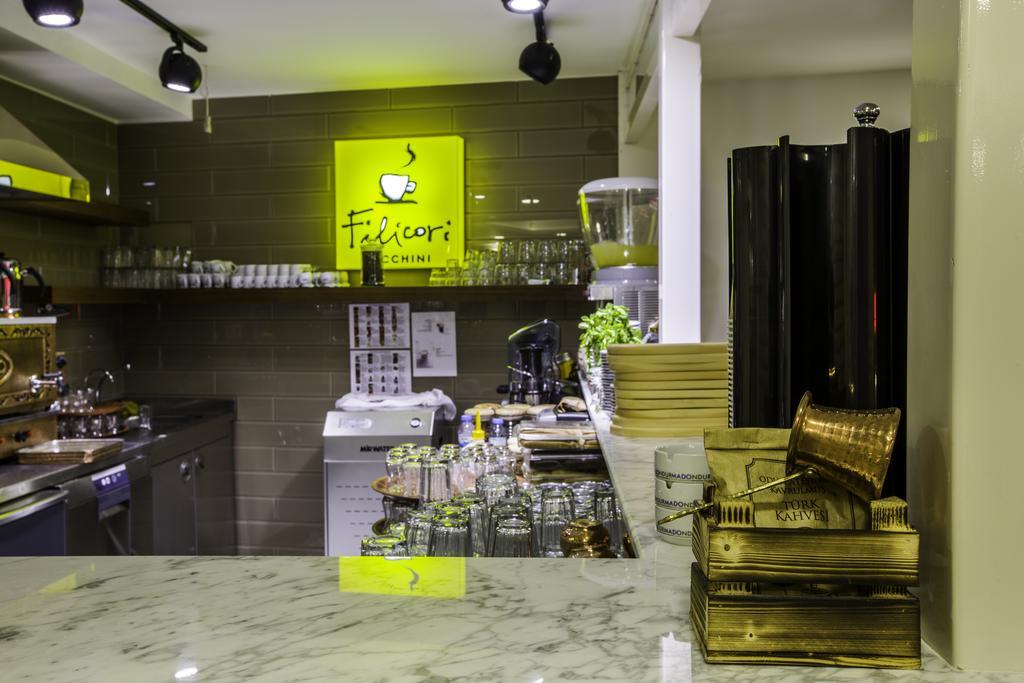 Phosphorion Hotell Istanbul Eksteriør bilde A coffee shop in Cairo, Egypt