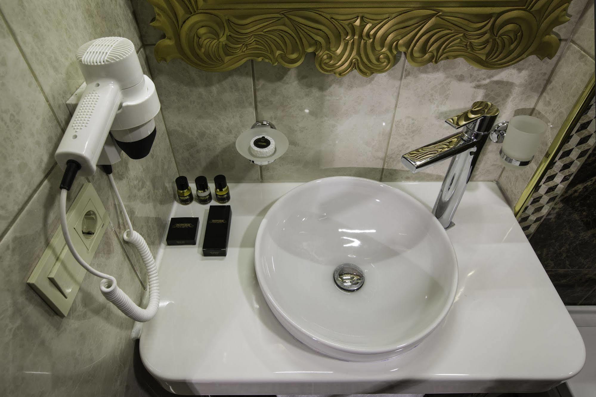 Phosphorion Hotell Istanbul Eksteriør bilde A bathroom in a hotel